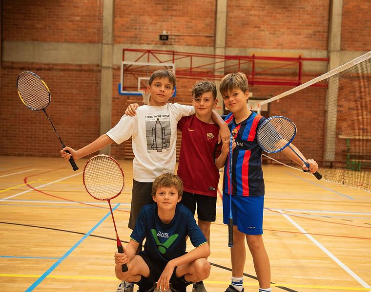 Sportkamp met zwemmen, badminton, circus en voetbal