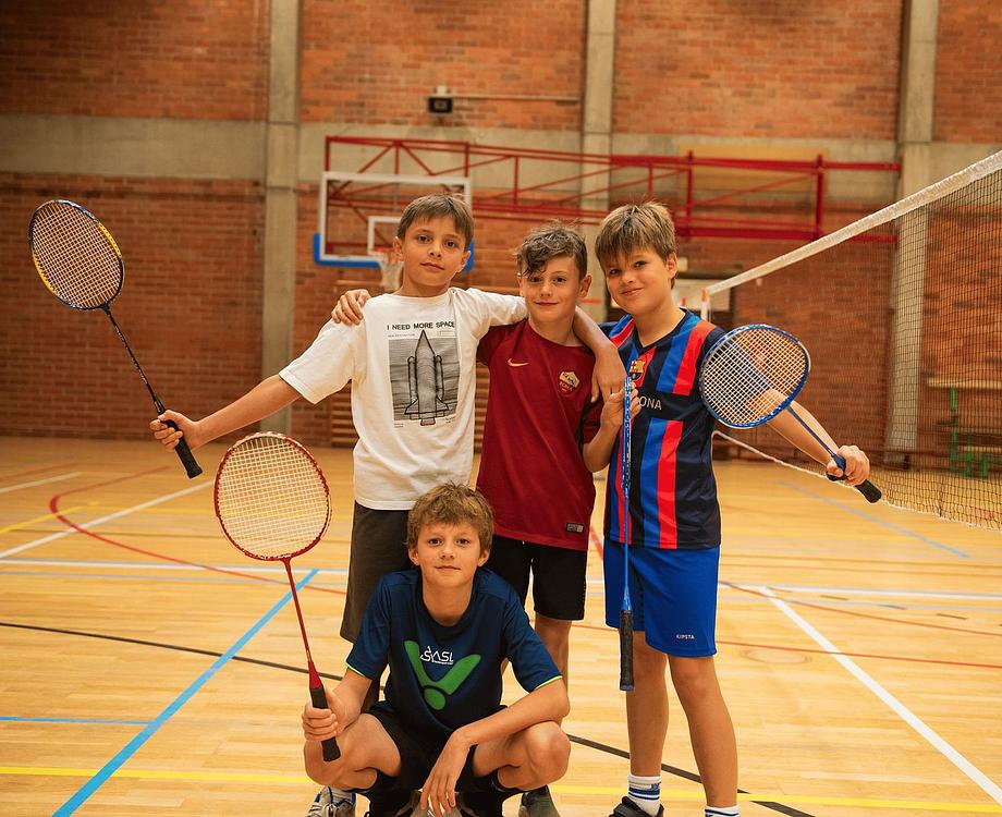 Sportkamp met zwemmen, badminton, circus en voetbal