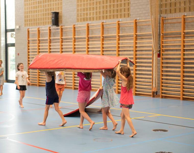 Sportkamp met gym, trampoline, volleybal en hockey