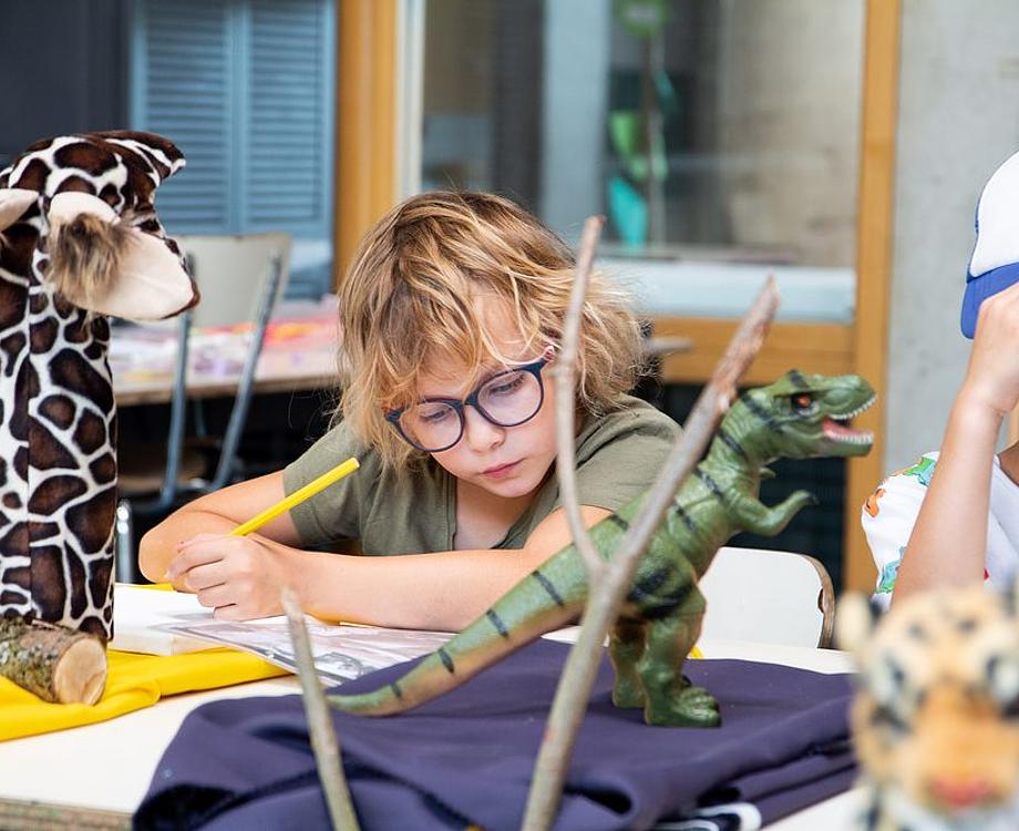 Dino detectives
