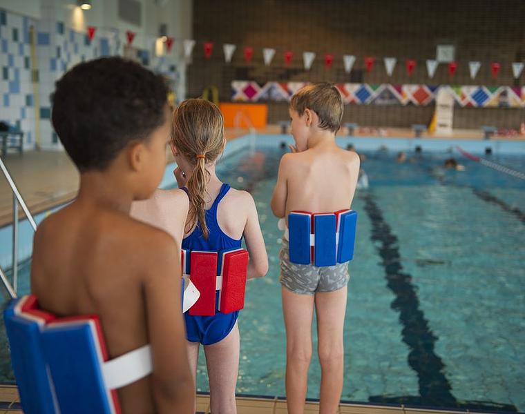 Sportkamp met zwemmen, volleybal, bounceball en frisbee