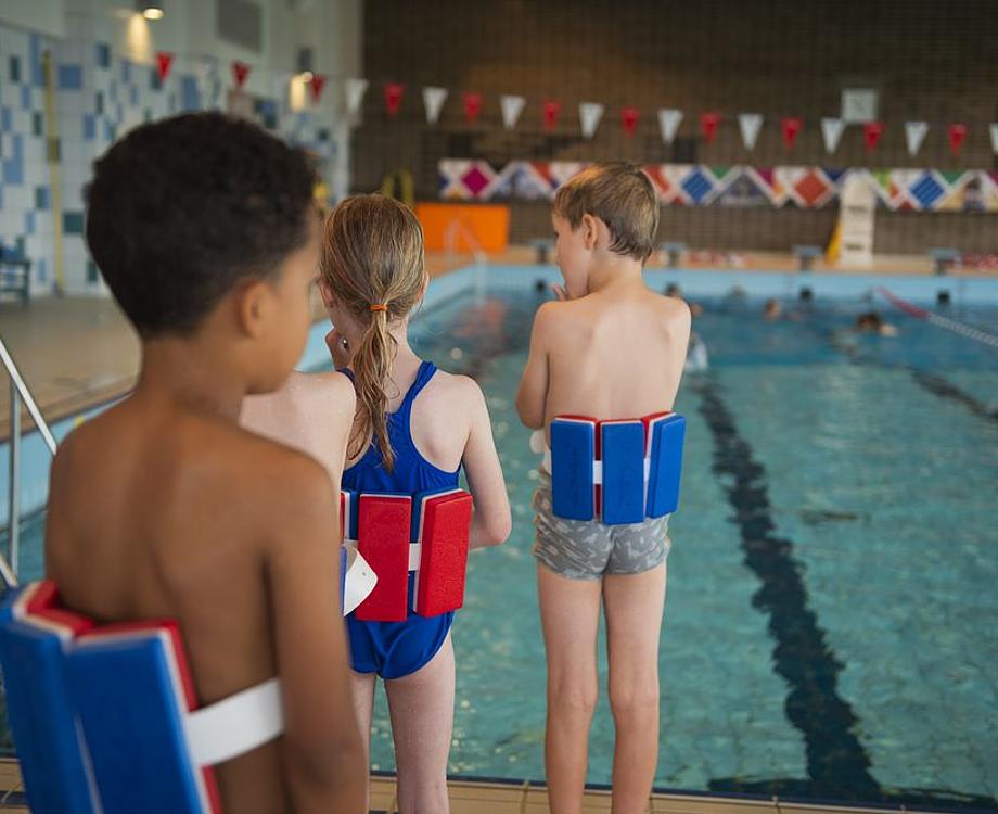 Sportkamp met zwemmen, volleybal, bounceball en frisbee